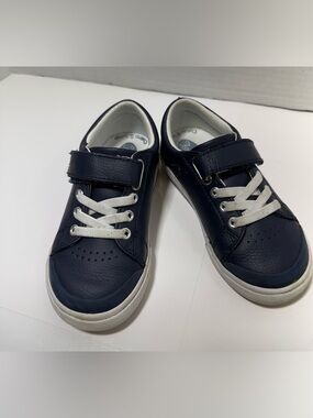FootMates Navy and White Kids Reese Sneaker with Velcro Strap sz. 8 medium